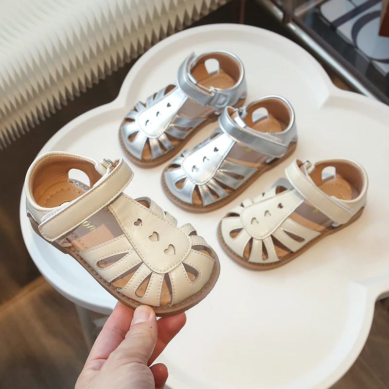 Female Baby Sandals Summer Fashion Hollow Breathable Heart-shaped Baotou Sandals Fashion Children's Beach Casual Sandals.