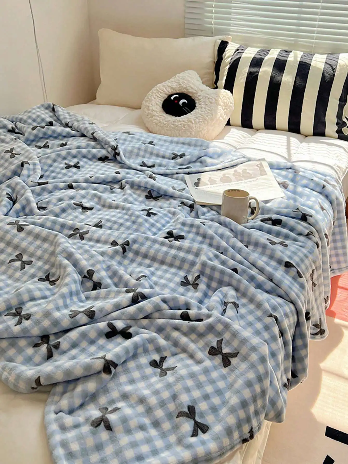 

1 шт. двустороннее молочное одеяло из кораллового флиса, синий плед и дизайн с бантом, мягкое, впитывающее и универсальное одеяло, подходит для кровати