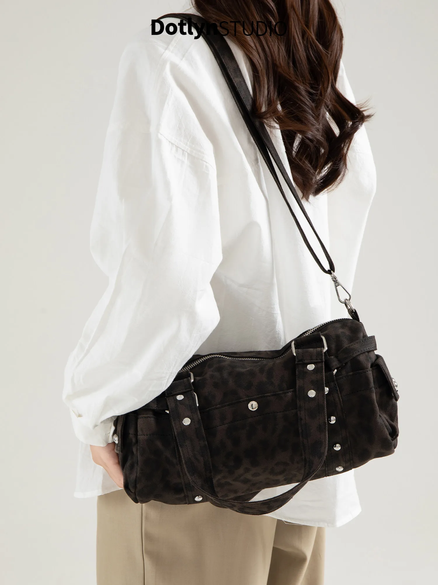 

Американская ретро-сумка через плечо с заклепками, 2026, вместительная, повседневная, универсальная, с леопардовым принтом, сумка-кроссбоди для мотоциклистов