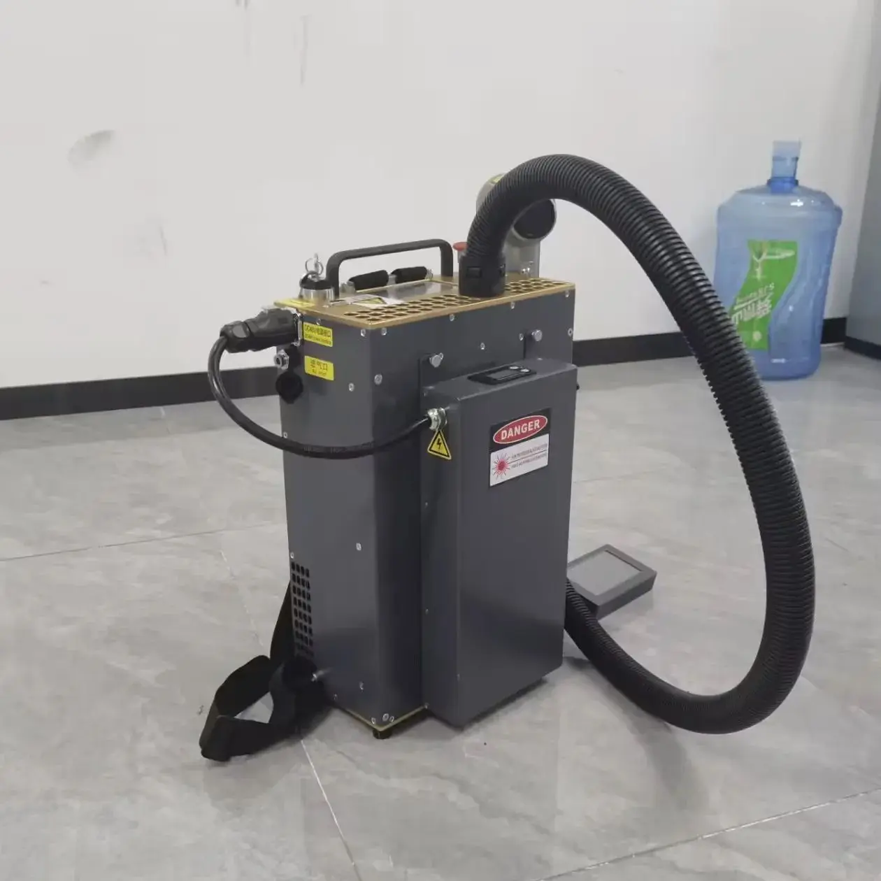 300W Backpack Handheld Pulsed Laser Cleaning Machine for Rust Paint Oil Removal Portable Mopa Pulse Source