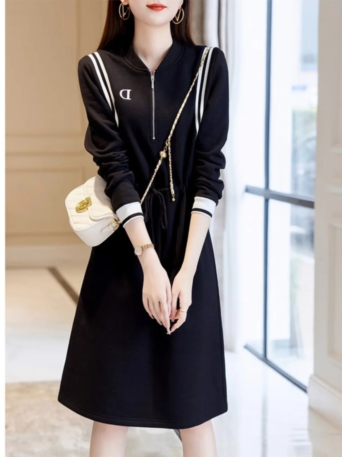 

Повседневное платье-свитер миди с капюшоном, свободного кроя, стройнящее, модное, женское, в стиле бейсбольной юбки, коллекция Осень 2025