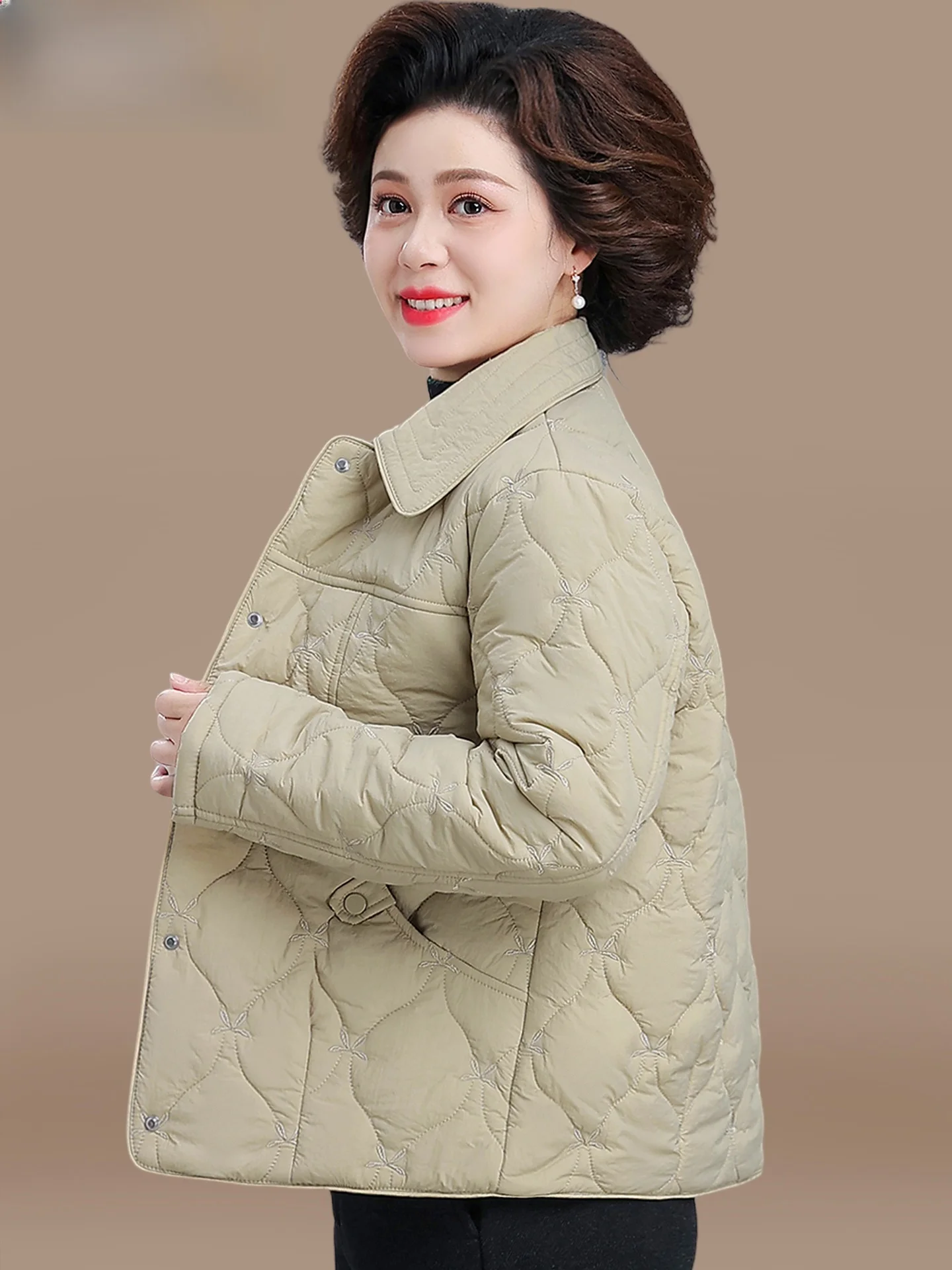 

Легкая хлопковая куртка для женщин: модная, теплая, с наполнителем из пуха, для среднего и старшего возраста, осенне-зимняя, из хлопковой ткани.