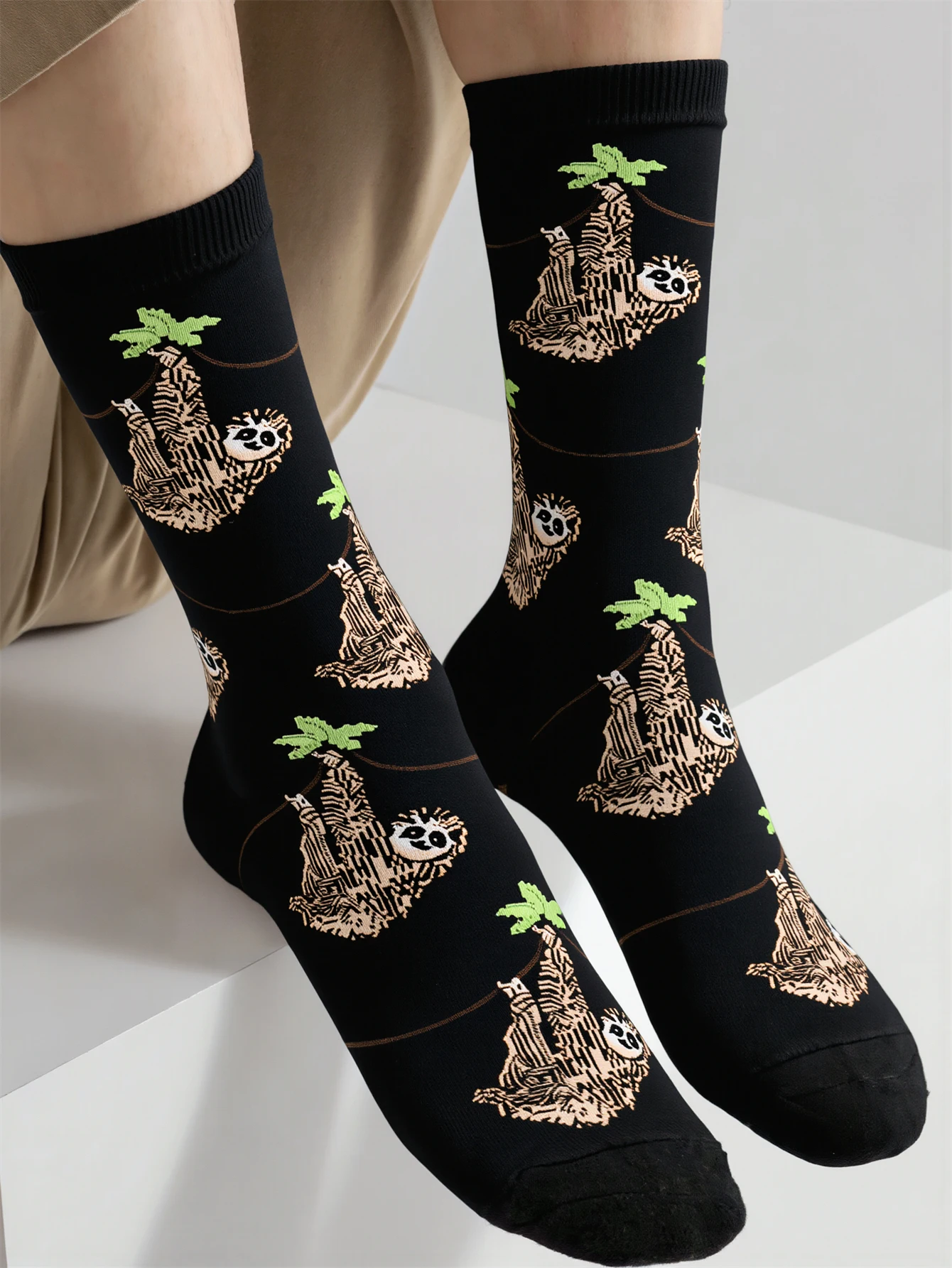 1 Pairs Men's Cute Sloth Print Cotton Crew Socks Funnuy Novelty Forest Animal Pattern Mid-Calf Socks For Men Streetwear