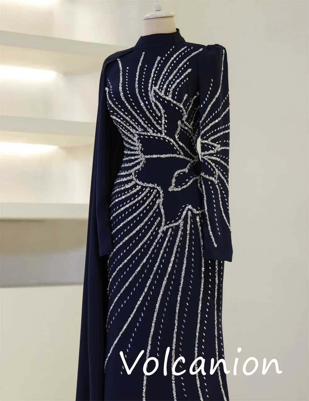 ที่กําหนดเองคลาสสิกประณีตเจอร์ซีย์ประดับด้วยเลื่อม A-Line ชุดเดรสยาวคอสูง Bespoke โอกาส