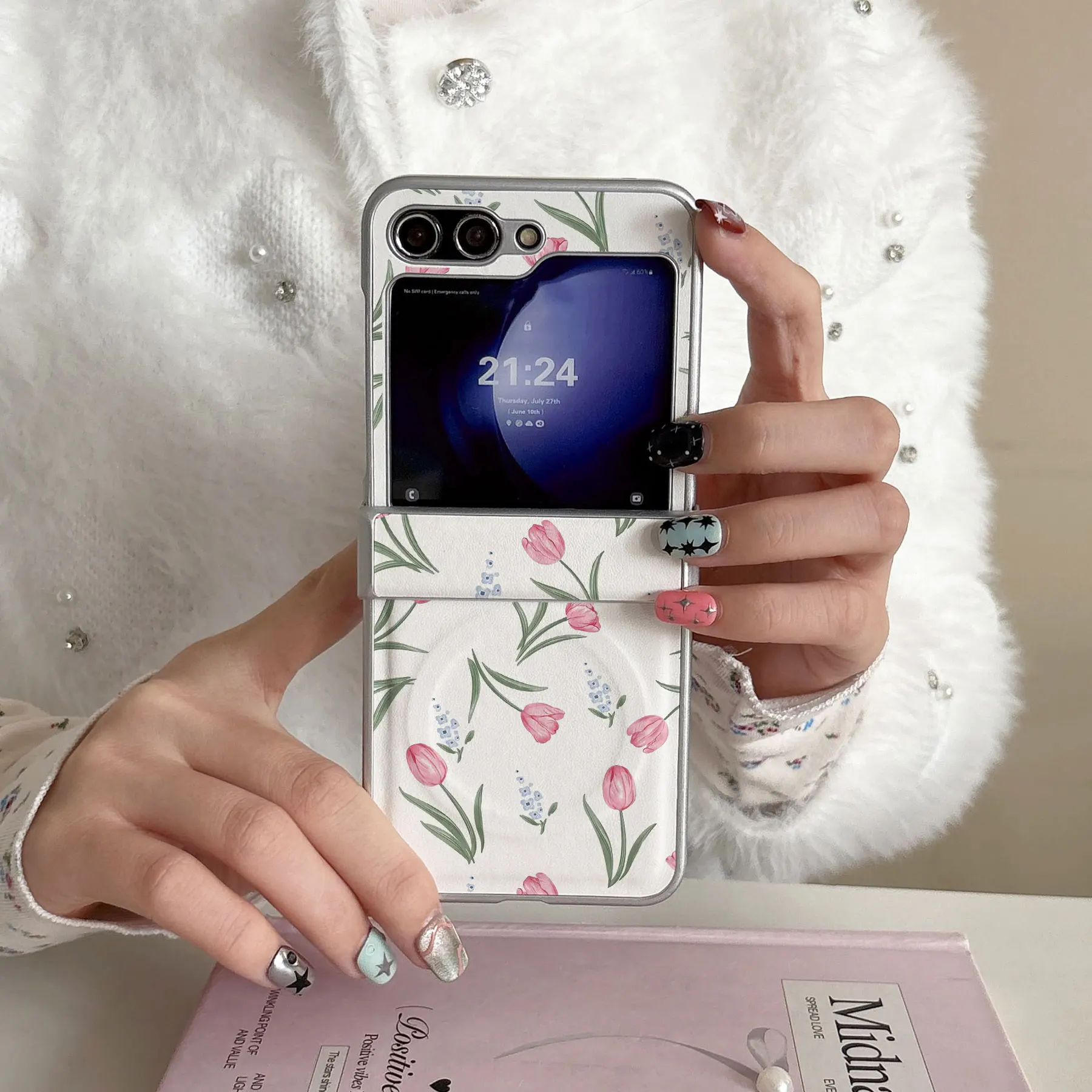 This Simple Tulip Flower Folding Phone Case Is Suitable for Samsung Galaxy Z Flip8/7/6/5/4/3/7Fe, and Is an Ideal Holiday Gift.