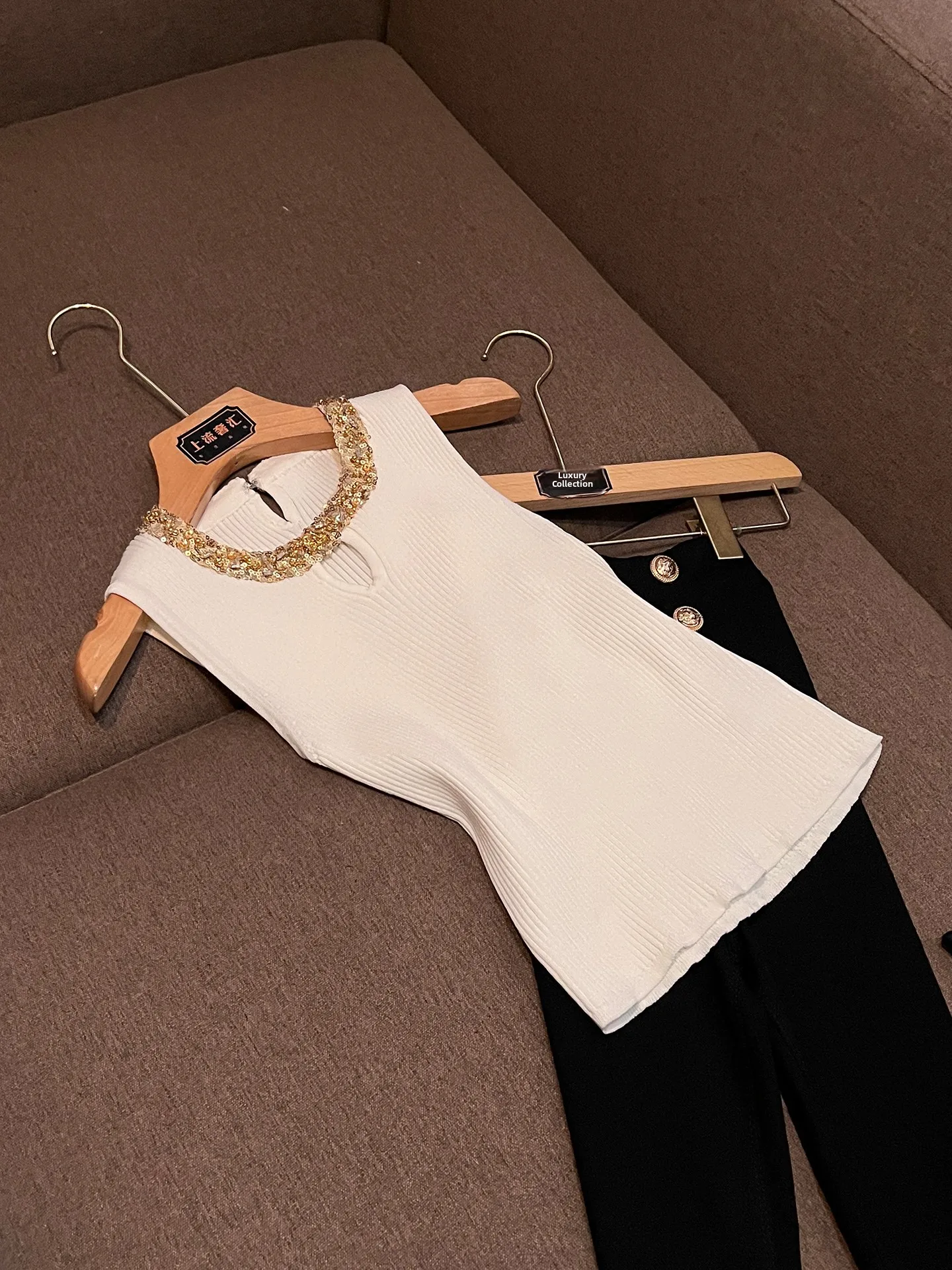 

Summer 2026 Design Sensation Heavy Work Collar Bead Knitted Top Elegant Slimming Small Vest Luxury Style V-neck Button Closure