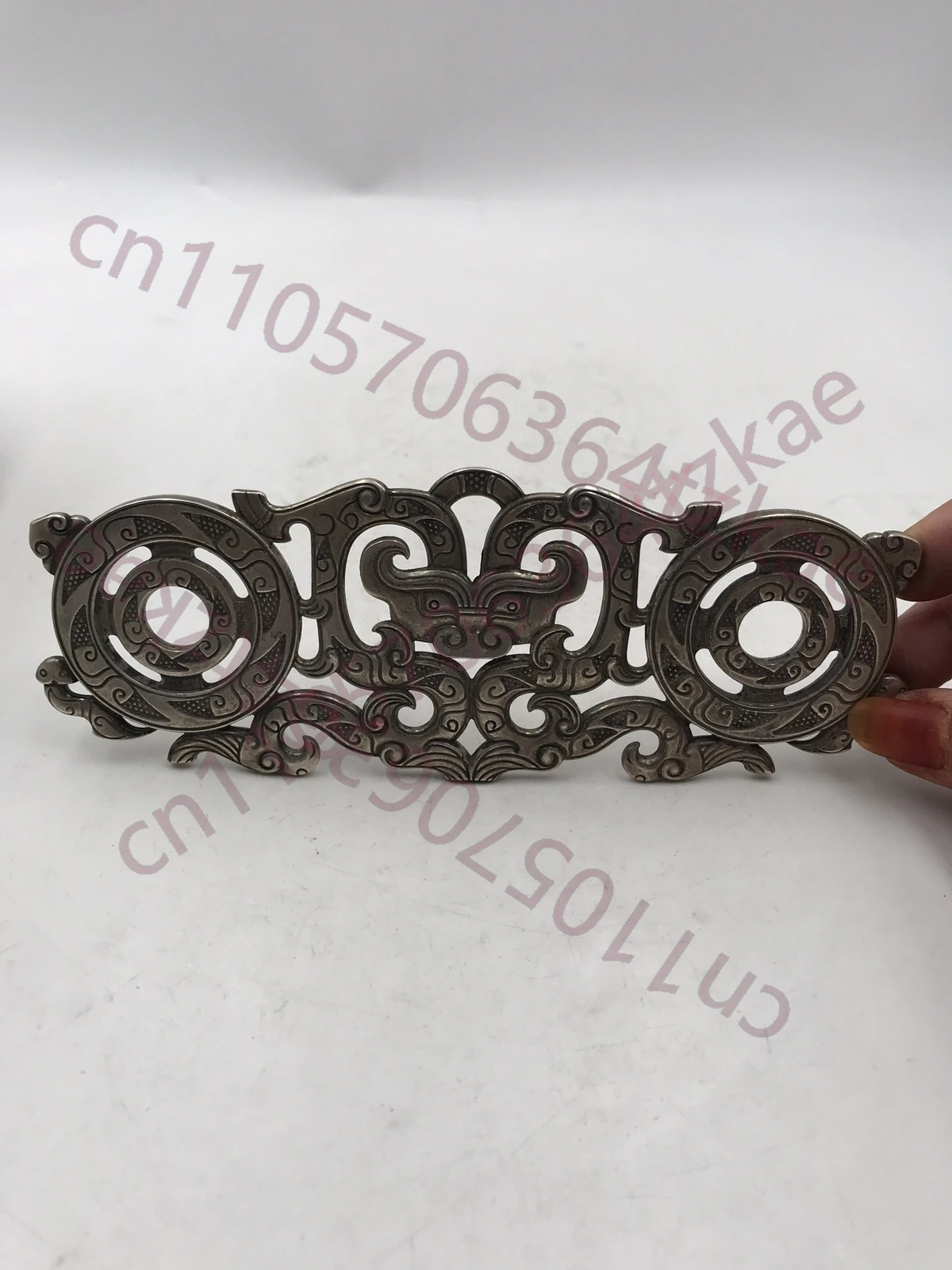 

Китайская старинная тибетская серебряная табличка с микрогравировкой, двусторонняя, ажурная, с изображением зверя