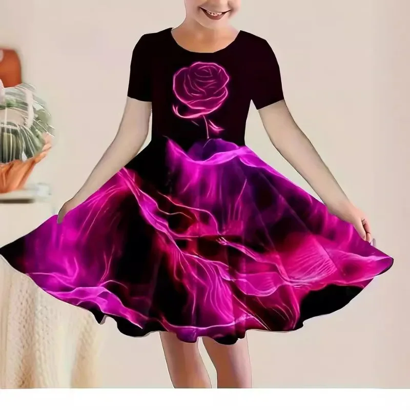 Le ragazze vestono l'abito estivo da principessa casual carino con stampa di cartoni animati colorati a maniche corte