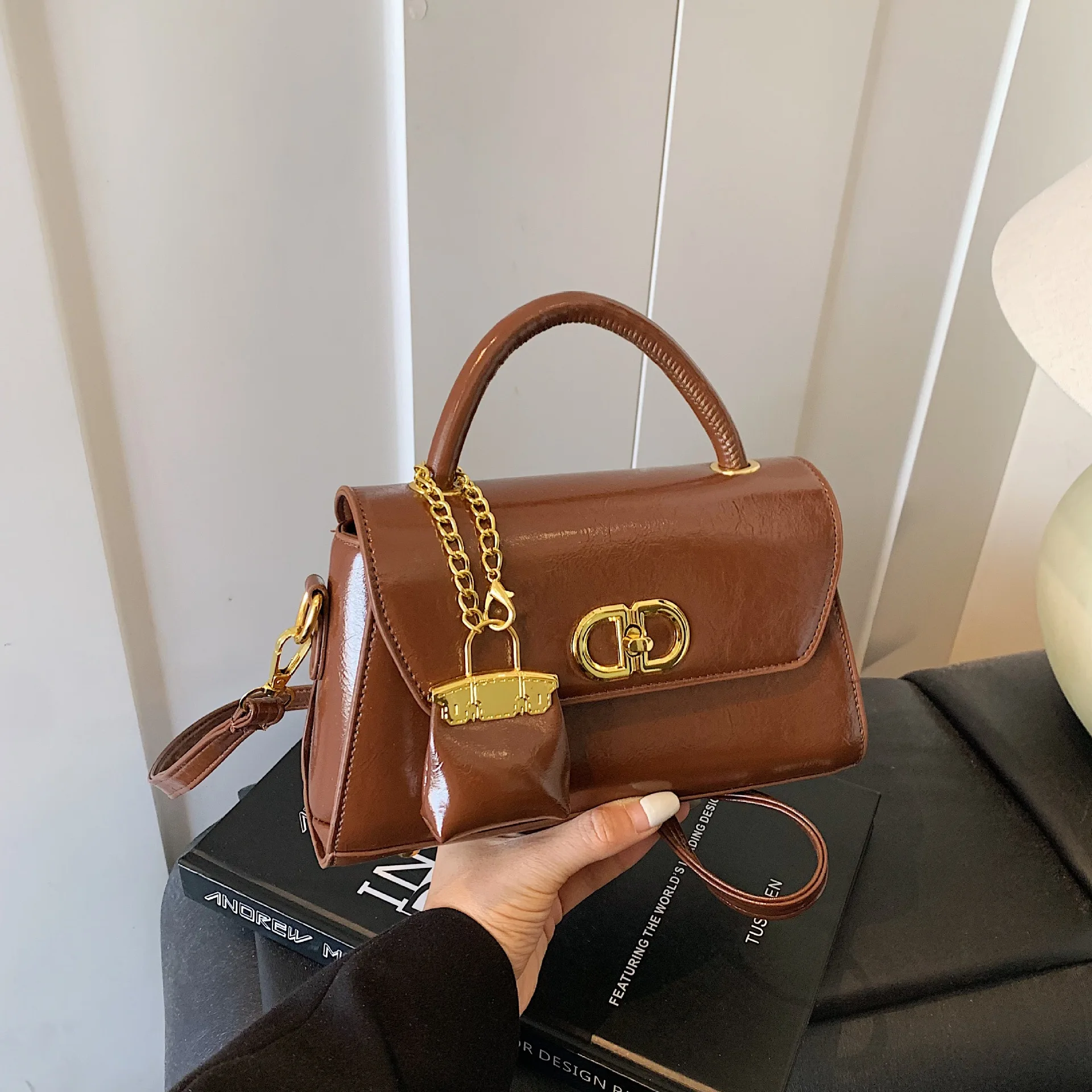 

2025 Niche Clasp Shoulder Bag, Vintage Square Purse for Women, Minimalist Casual Crossbody, Luxe Day to Night Bag Textured Sling