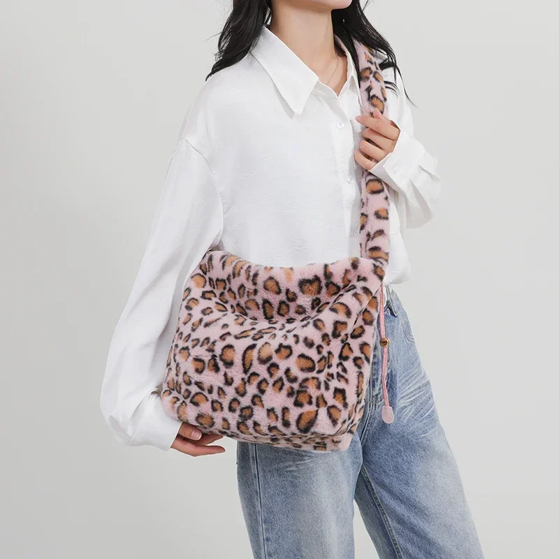 Bolso de hombro de felpa con estampado de leopardo para mujer, bandolera informal, versátil, 2024