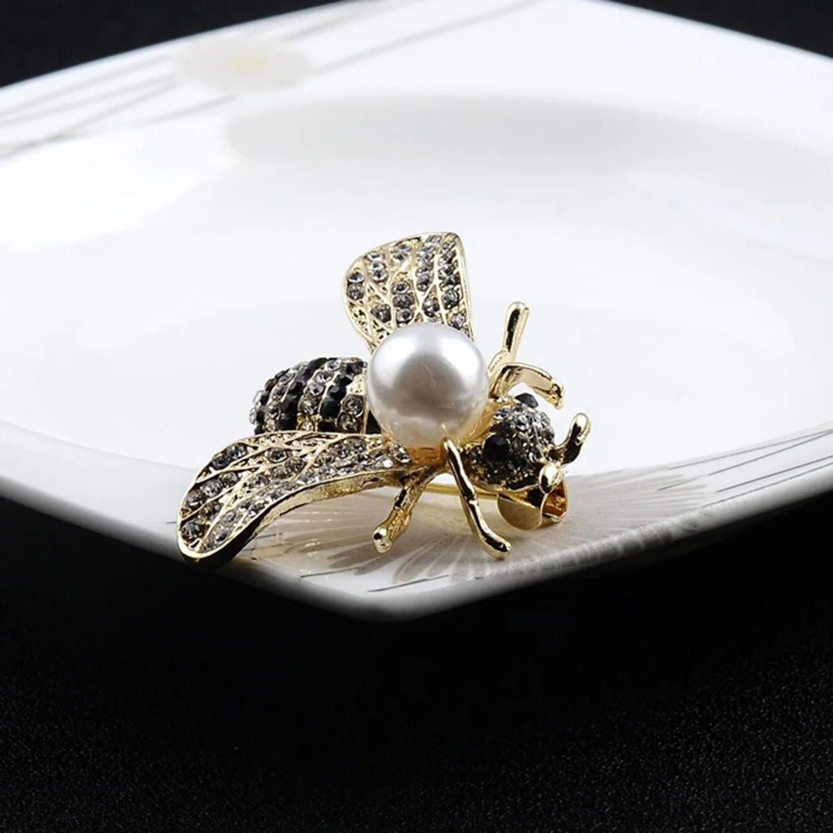 

3D Bee Brooch Golden Gray Pearl Pattern Creative Drill Decoration for Woman Lady All-Match Party Gift Beautiful Brooch