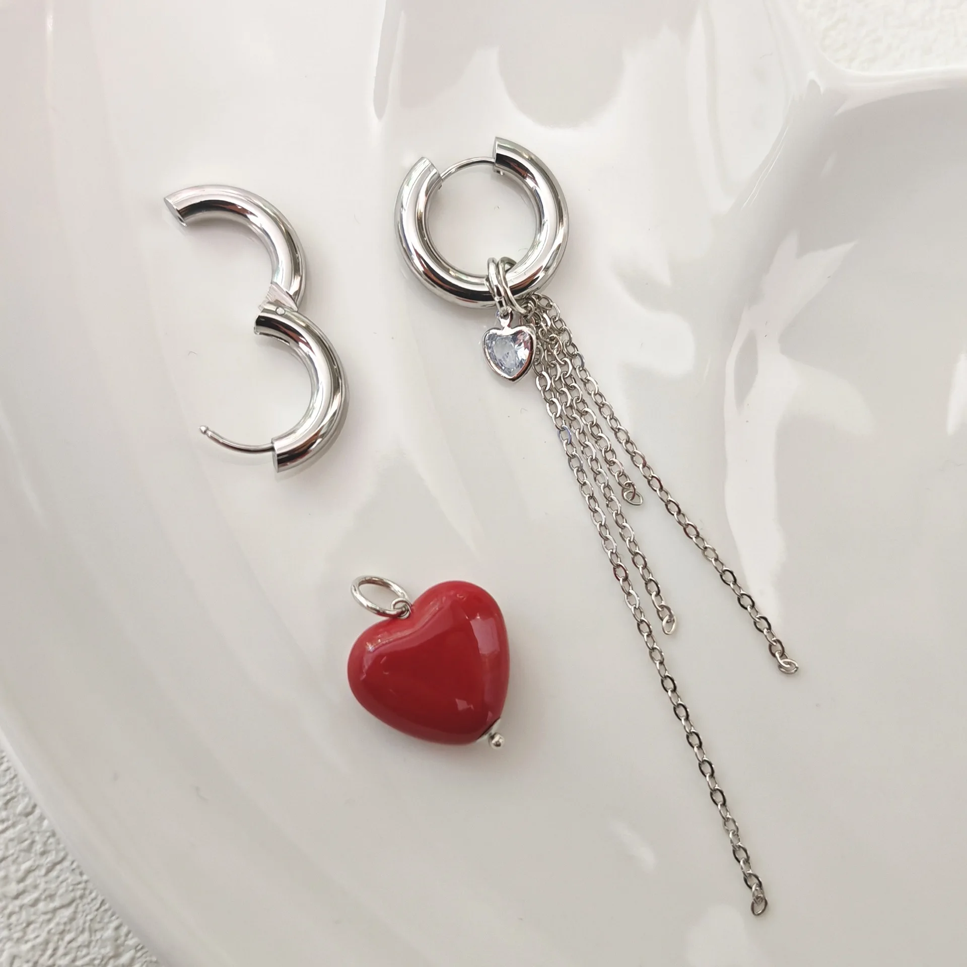 Asymmetry Punk Red Peach Heart-shaped Pendant Earrings for Women Simple Geometric Circular Ear Buckle Fashion Jewelry Gift