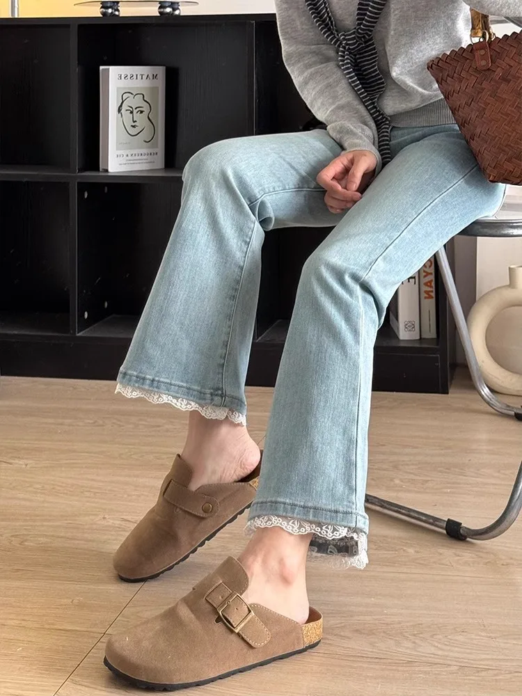 جديد 2026 جينز نسائي أزرق فاتح متوهج عالي الخصر مزين بالدانتيل سروال دينم فضفاض مناسب للربيع بنطلون جرس سفلي للتخسيس غير رسمي