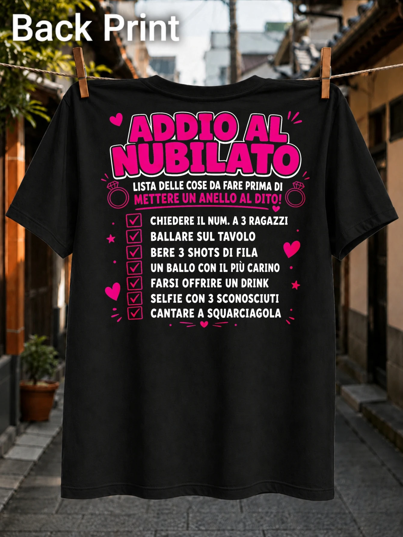 Liste de choses à faire pour une fête de bachelorette, anneaux roses, cœurs, défis coches et lettrage italien audacieux, t-shirt unisexe lumineux
