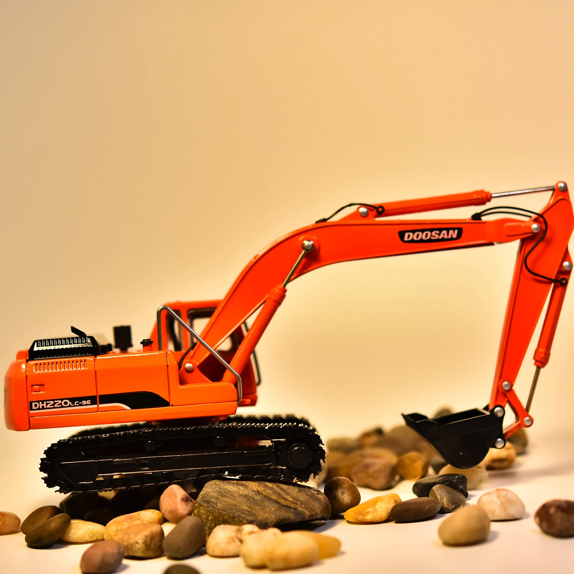 DOOSAN Doushan Daewoo DH220 Simulation Metal Excavator Model Engineering Automotive Decoration Ornament 1/40