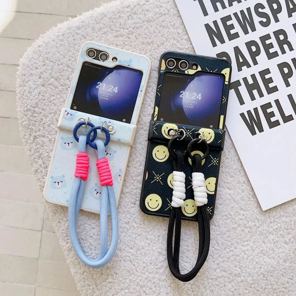 Leder-Handgelenkschlaufe Happy Face Cute Bear Handyhülle für Samsung Galaxy Z Flip 7, 6, 5, 4, 3, Flip6, Scharnierschutz, stoßfeste Abdeckung