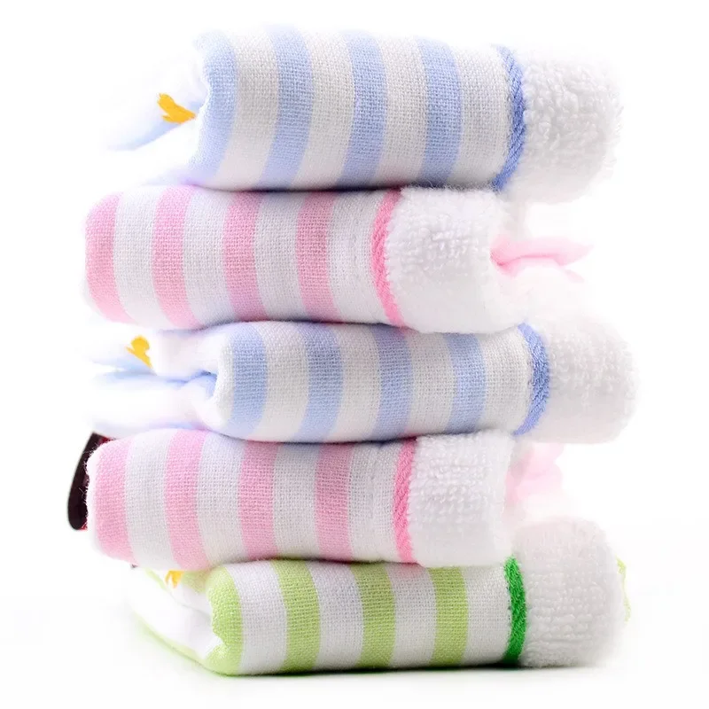 1 قطعة 25x25 سنتيمتر القطن مخطط الكرتون الأسماك التطريز شنقا حبل الطفل الوجه منشفة المحمولة ماصة لينة