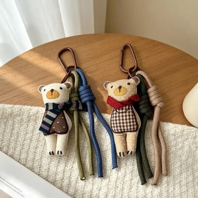 Bären-Taschenanhänger, niedliche Stoff-Bärenpuppe mit Schal und geflochtenem Seilclip zur Dekoration von Handtaschen, Geldbörsen, Rucksäcken und Tragetaschen, Geschenk. – Detail 1