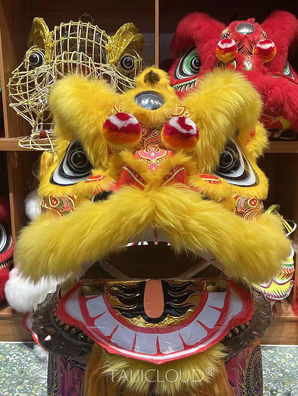 Golden Buddha-styled Lion Head, a festive and auspicious lion head, is a Guangdong Suixi intangible cultural heritage handicraft