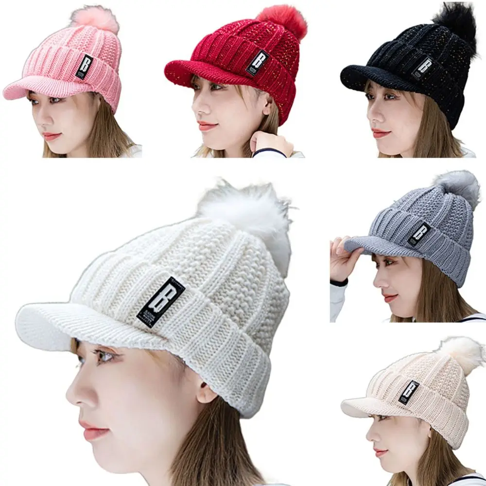 قبعة محبوكة عصرية دافئة سميكة مع كرات فرو قبعة شتوية مقاومة للرياح لحماية الأذن للنساء