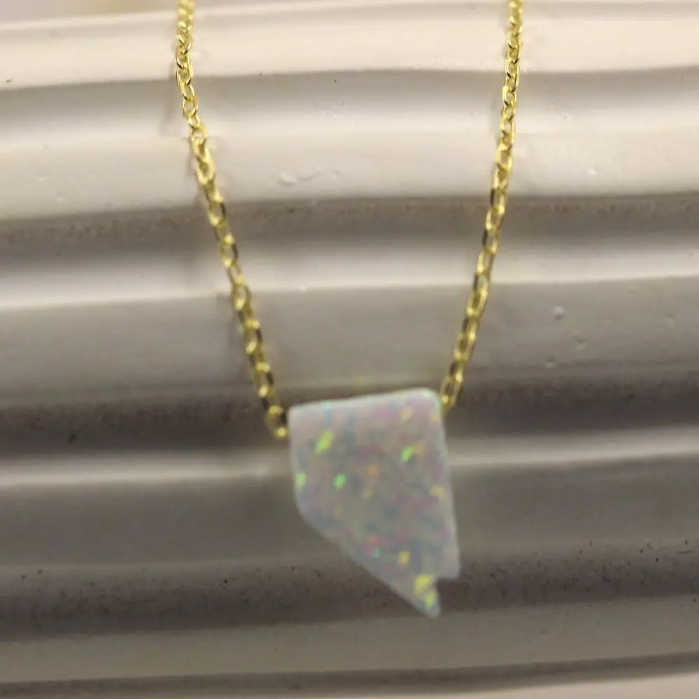 

(1Pc/Lot) High Quality OP17 White 6.8*10 mm Synthetic Opal Nevada Map Pendant With Silver Chain Necklace