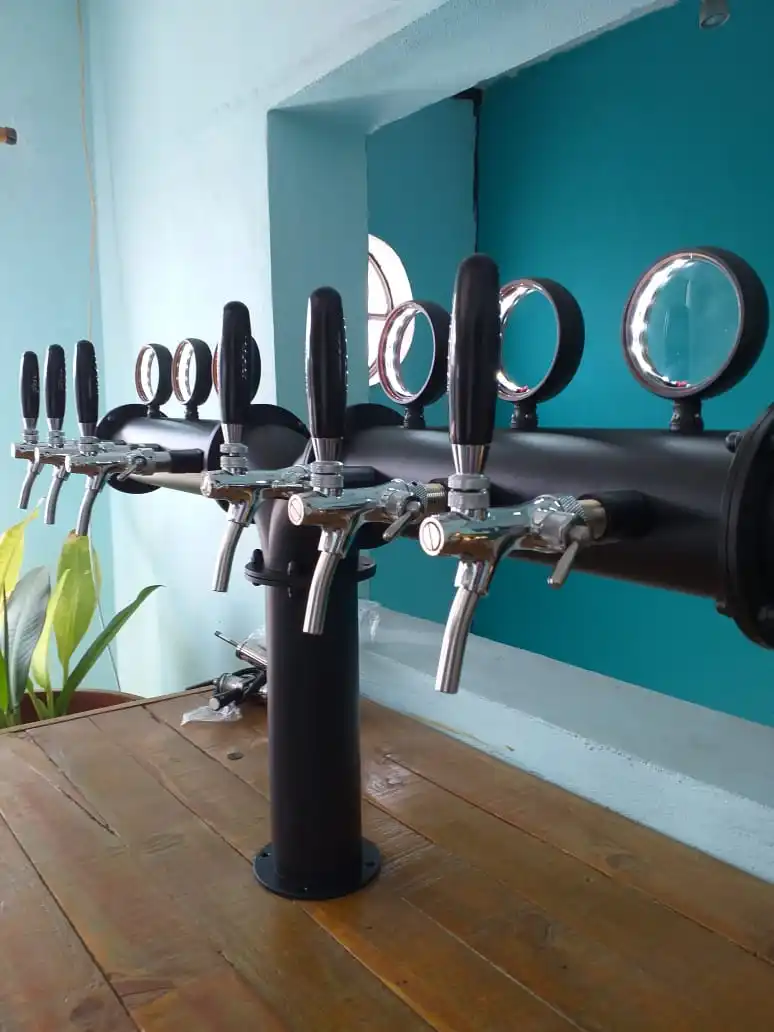 2025年トップセラー ファッション Y型 ブラックカラー ビールタワー、Yスタイル 6タップ バーパイプ