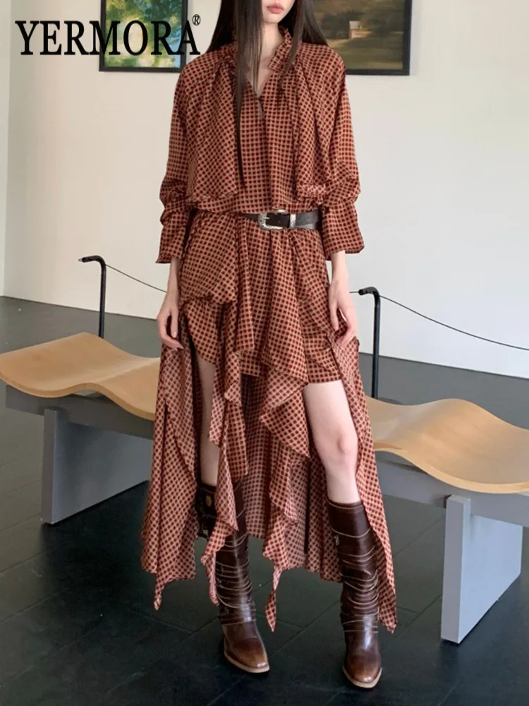 

YERMORA Женское красное клетчатое платье-рубашка с асимметричным подолом и плиссировкой, винтажное, с длинным рукавом, свободного кроя, модное, весна-лето 2026, новинка