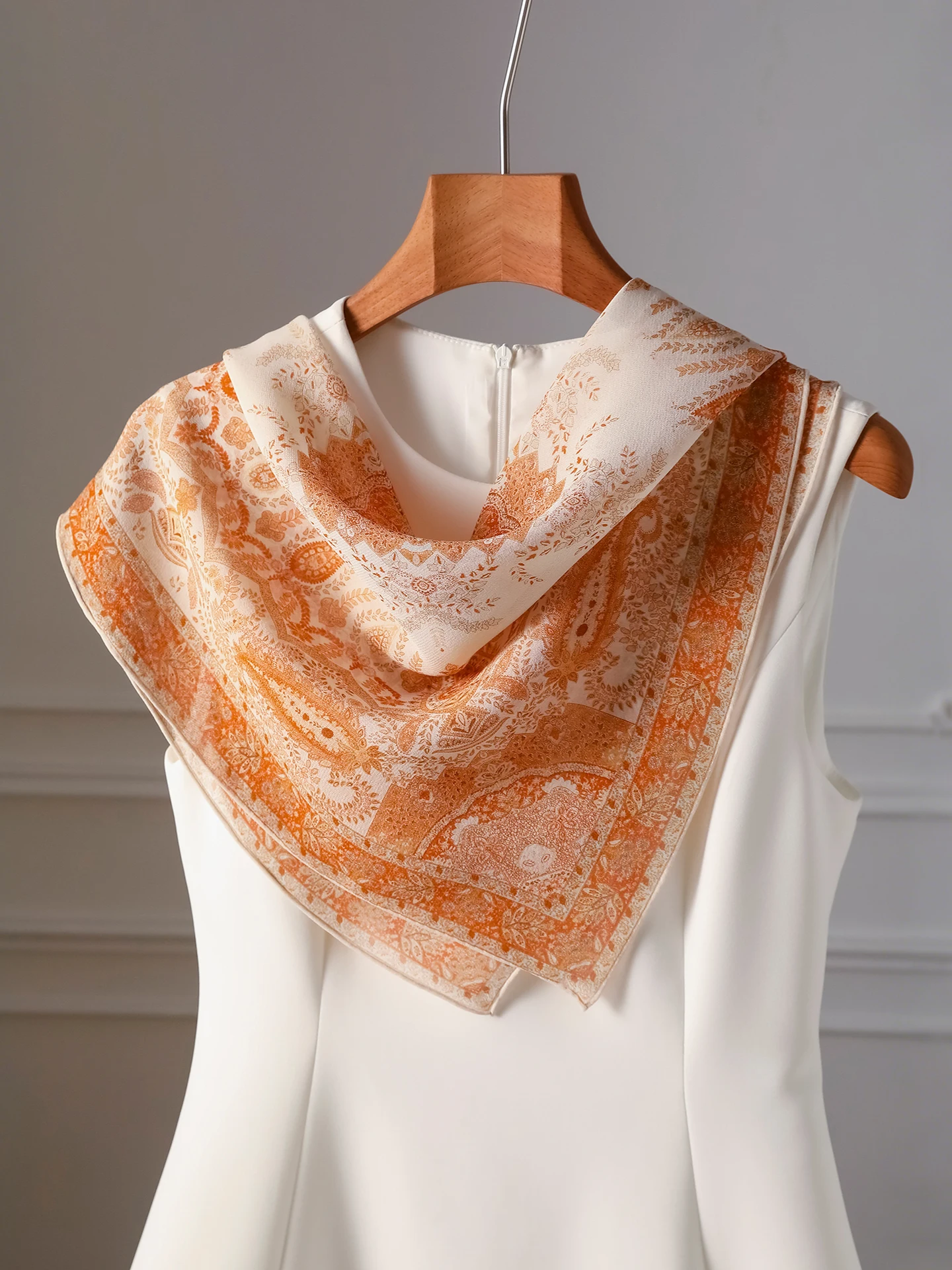 オレンジシルクスクエアスカーフネクタイ薄いシャツ女性のショールネック保護小さなスカーフ軽量春夏ファッション