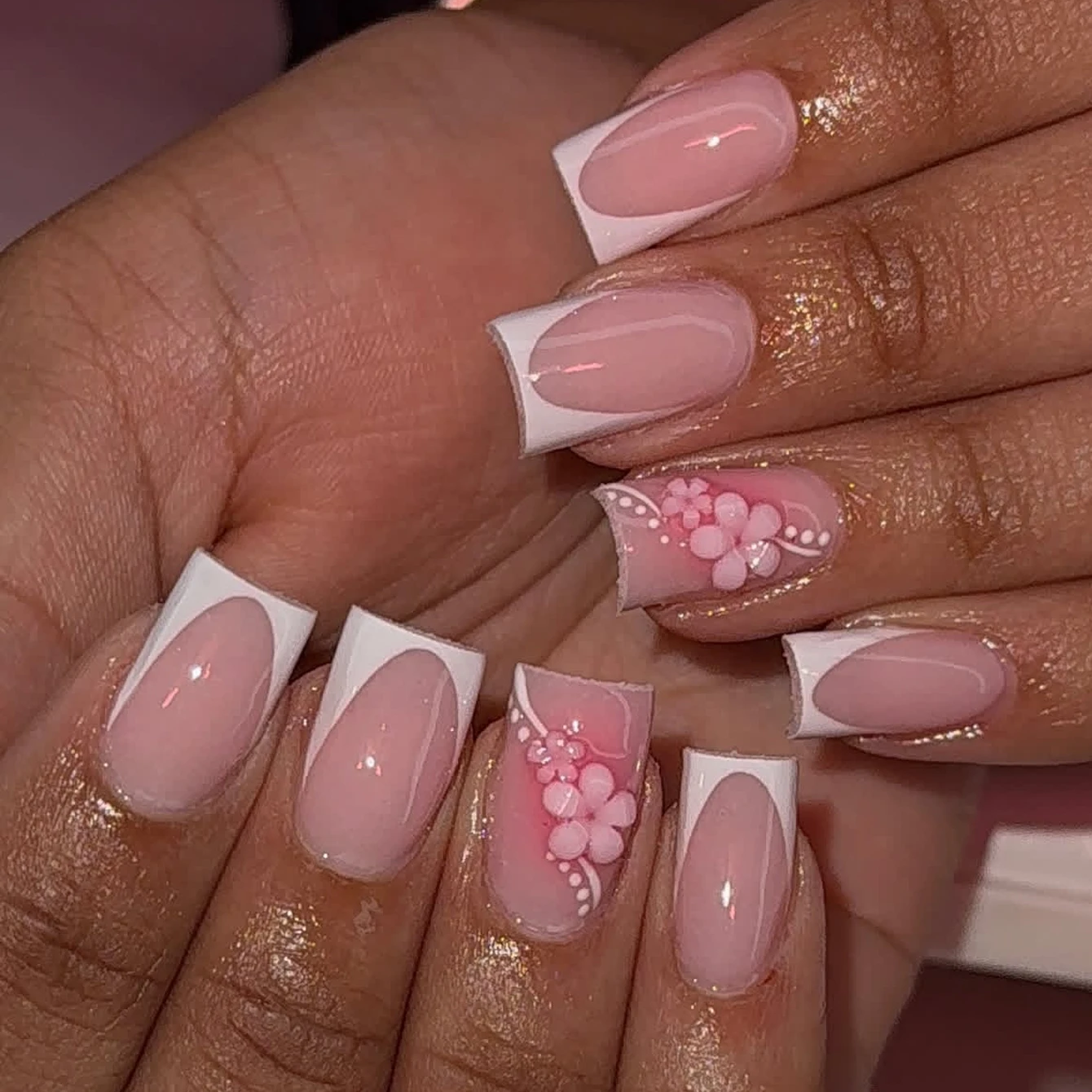 10 قطع من الأظافر القصيرة المربعة ذات الحواف البيضاء الفرنسية المضغوطة يدويًا مع تصميم زهرة وردية، أظافر عارية مصممة بذكاء وأظافر مزيفة