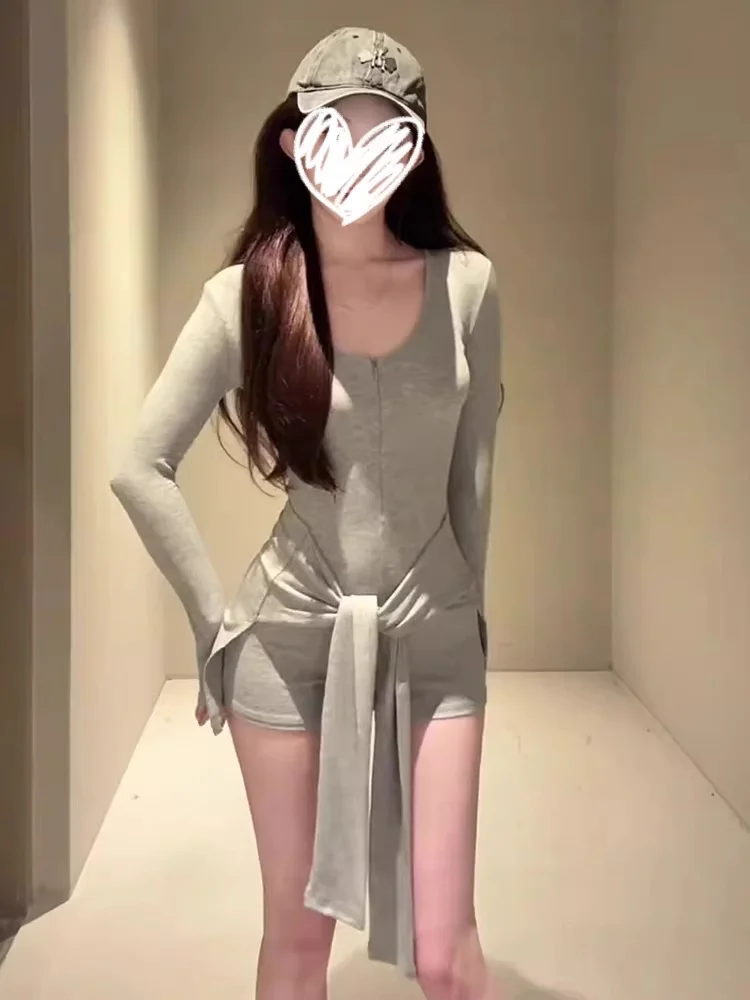 

Женский комплект из двух предметов: комбинезон с V-образным вырезом и длинными рукавами, а также шорты с высокой талией и поясом. Новинка весна-осень.