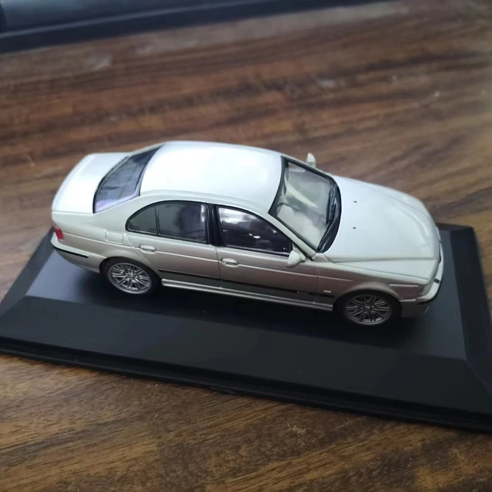 Model samochodu BMW E39 M5 1:43 z srebrnym odcieniem – idealny wybór dla kolekcjonerów i fanów aut