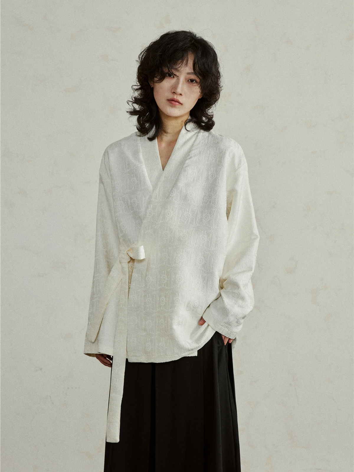 

Свободный крой V-Ne Long Sve irt SUNYVONNE Китайский дзен Sle Вышитый узор Асимметричный подол Смавные женские туфли...