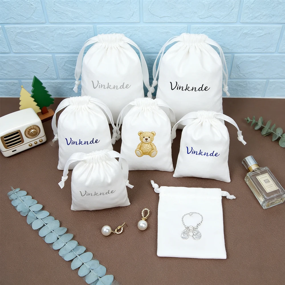 

50 шт. Мягкие бархатные мешочки на шнурке для украшений, белые фланелевые мешочки для колец, серег, ожерелий, браслетов, париков, косметики, органайзеры, с возможностью нанесения логотипа
