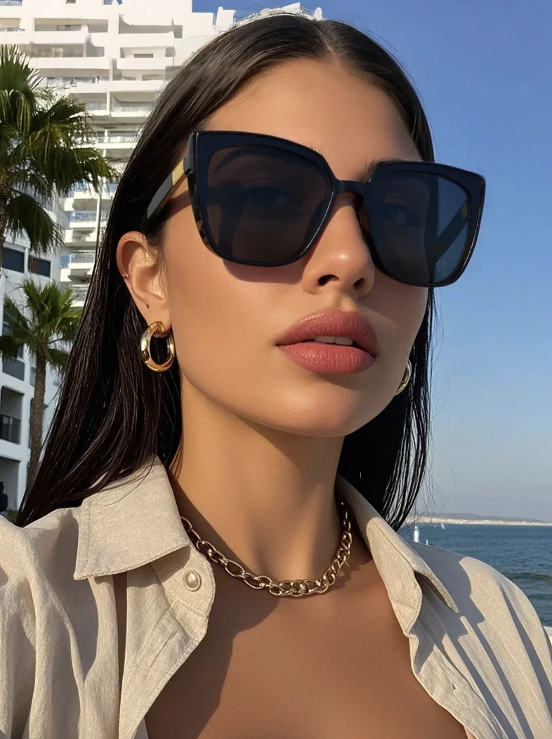 A pair of large black square sunglasses, unisex, stylish and elegant, suitable for family outings, travel, vacation wear, sports