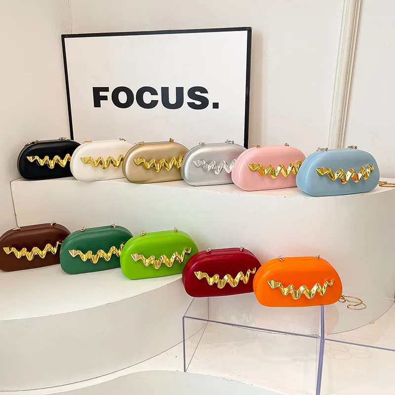 

Chic Quilted Shoulder Bag for Women, 2025 Trendy Sling Bag, Retro Faux Leather Crossbody Purse with Metal Chain for Casual Style