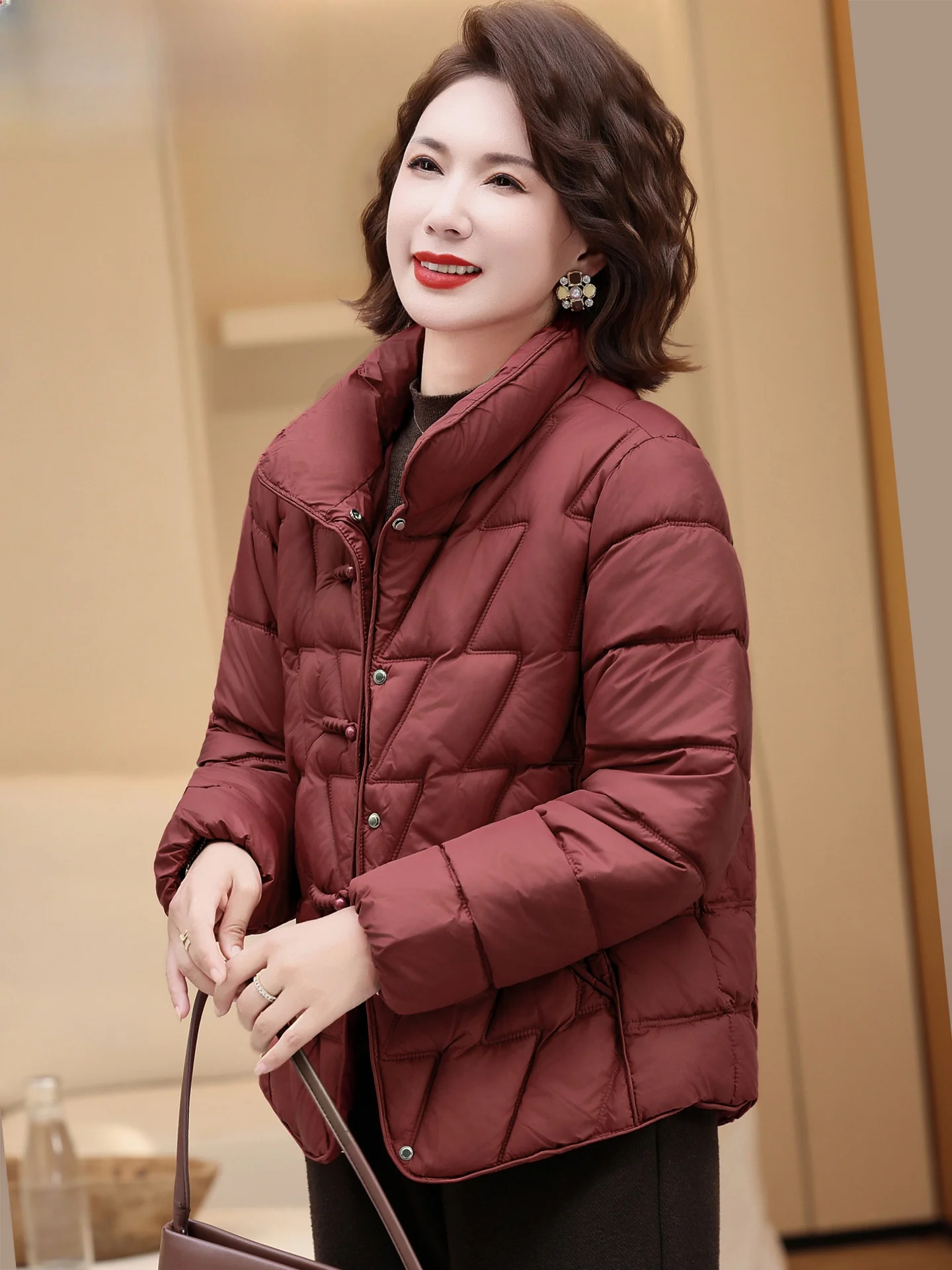 

Модная легкая пуховая куртка из хлопка для мам, зимняя одежда 2025 года, новая модель, верхняя одежда для женщин среднего и старшего возраста