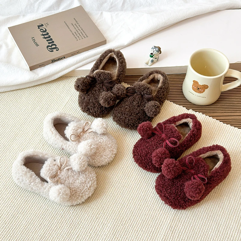 

Теплые пушистые туфли для девочек-малышек 2026: Новые зимние повседневные балетки с милым плюшевым шариком, мягкой подошвой, для первых шагов, на каждый день, возраст 1-4 года