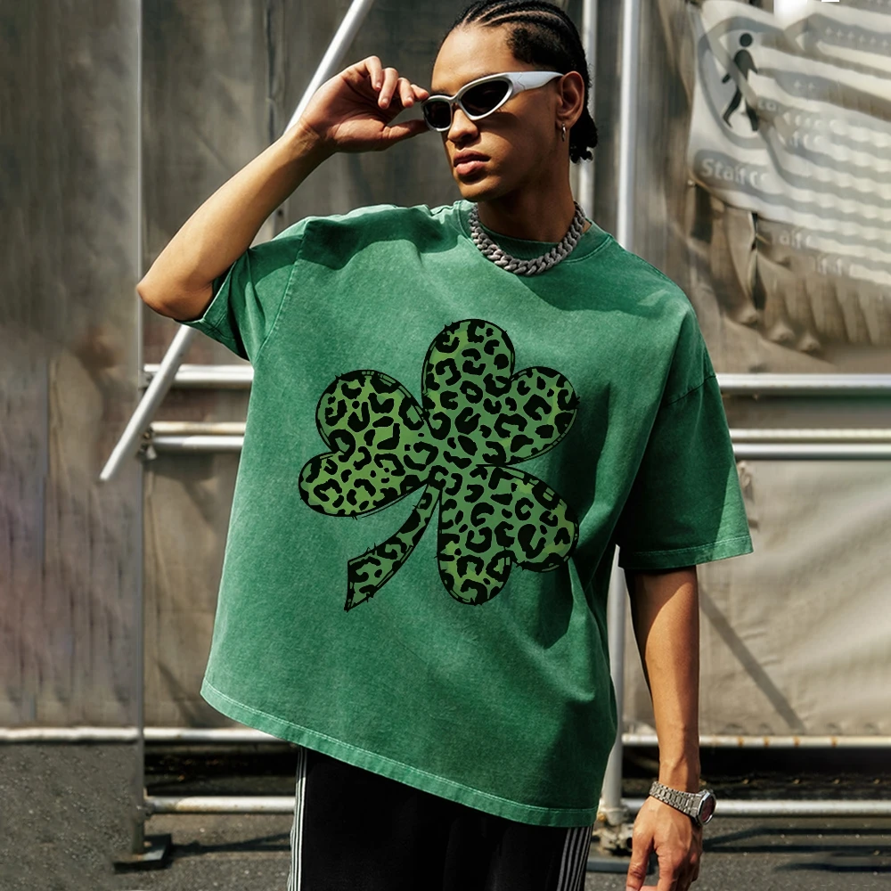 T-shirt lavata unisex vintage alla moda con trifoglio leopardato verde T-shirt oversize vintage anni '90 T-shirt elegante lavata retrò