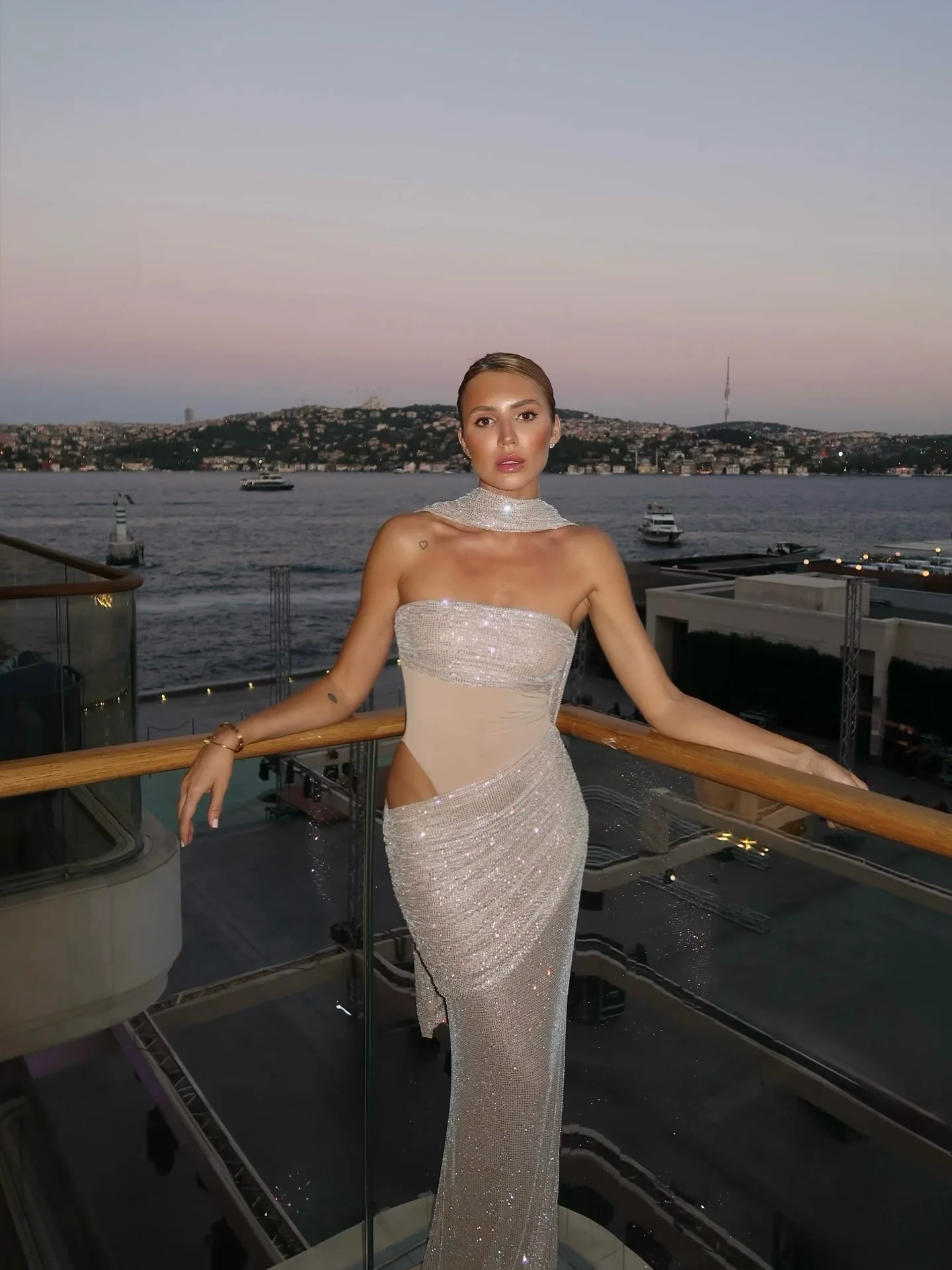 VC Luxe sprankelende kristallen mesh-avondjurken voor dames – strapless bodycon maxi-jurk met gedrapeerde sjaal formele gala-outfit