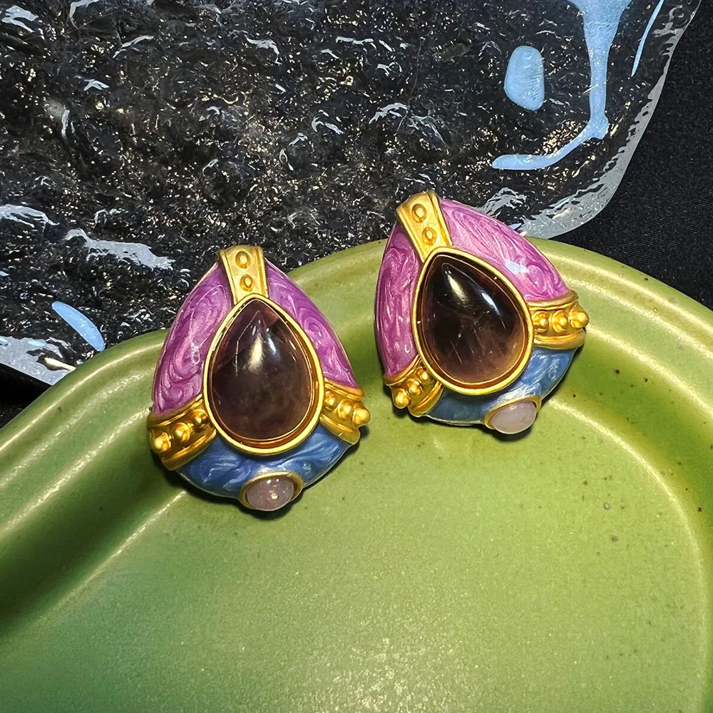 

Новые винтажные серьги-гвоздики, цвет эмали, покрытие под каплю воды, с эффектом настоящего золота, фиолетовые, класса люкс, нишевые, винтажные, с маркировкой.