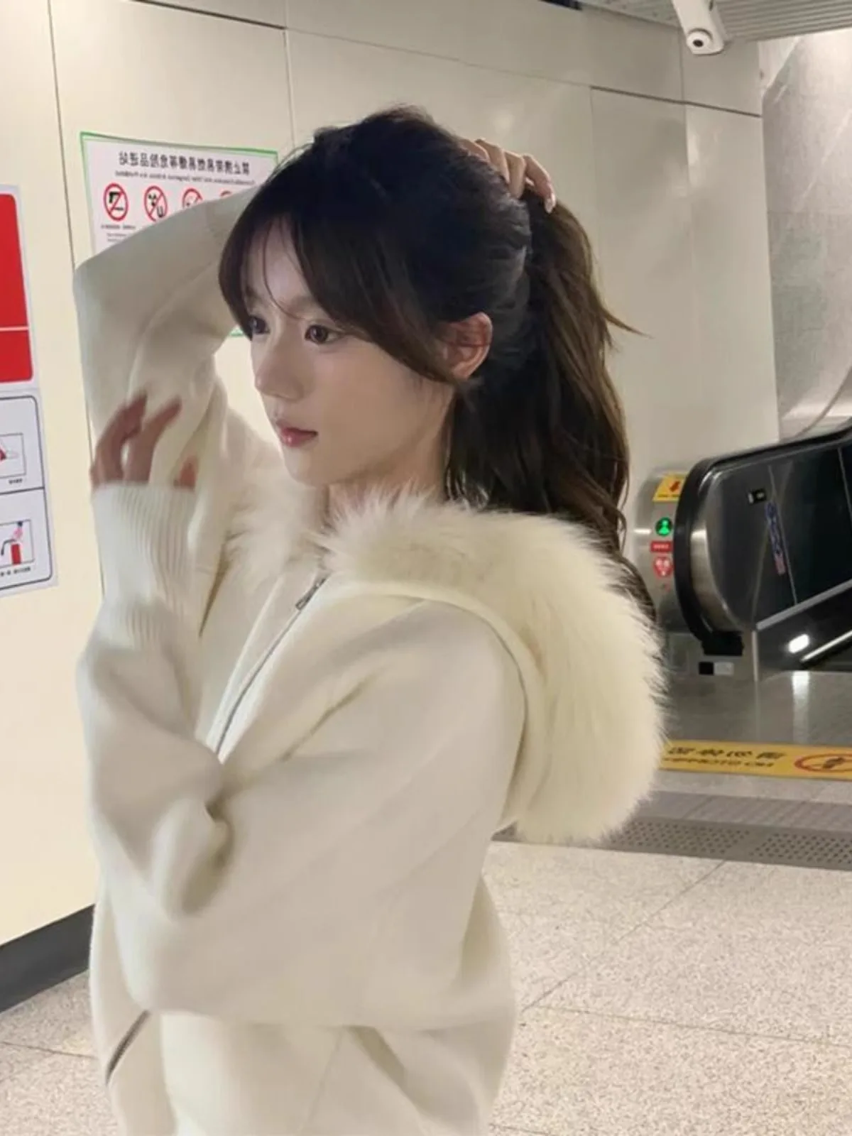 

Женский мягкий белый вязаный кардиган на молнии с капюшоном, осень 2024, новый корейский открытый кардиган Sle Lazy Sle с воротником из искусственного меха