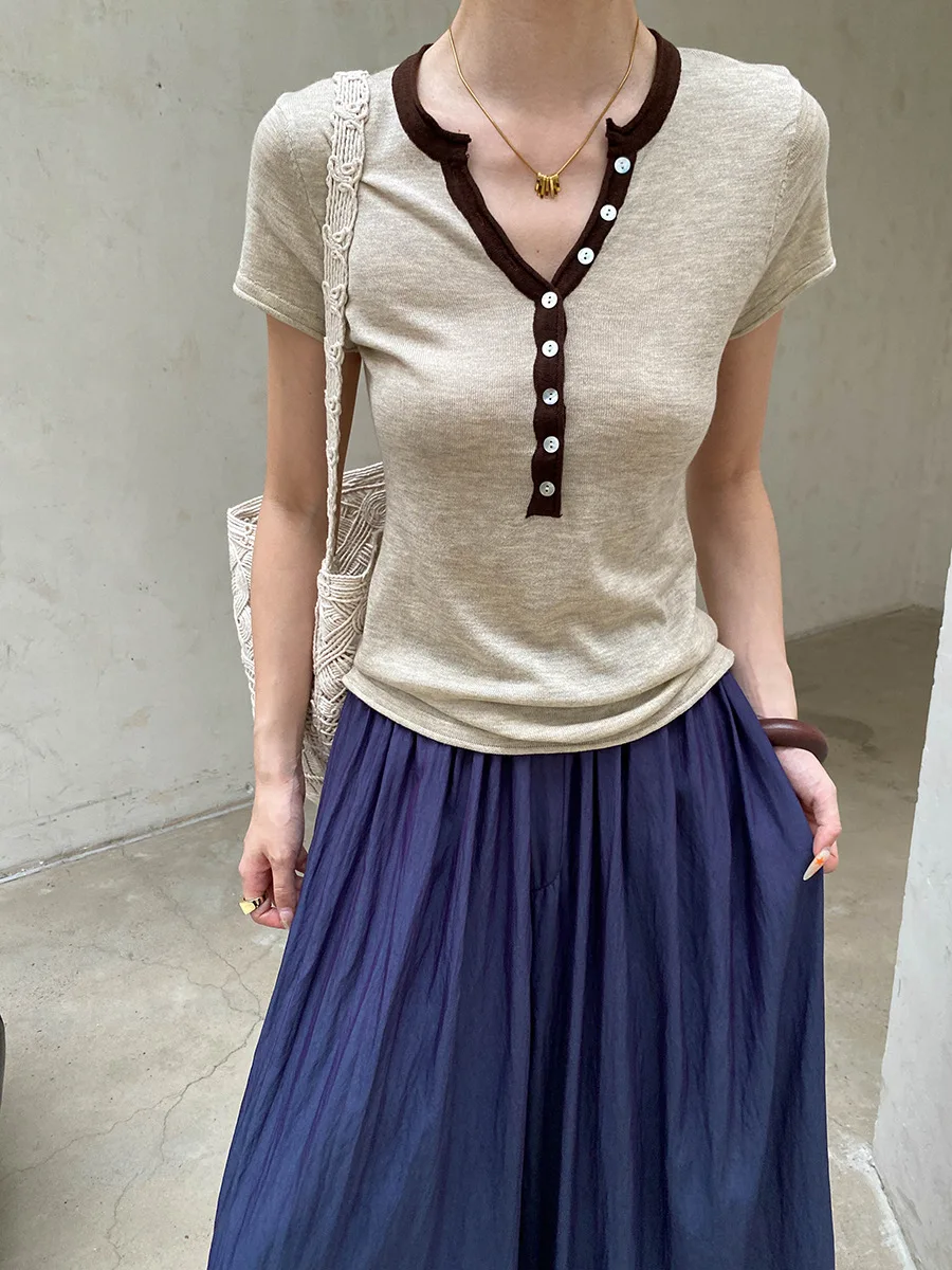 Sommerliches, modisches Damen-T-Shirt mit Knöpfen, V-Ausschnitt, kurzen Ärmeln und schmaler Passform aus Strick. – Detail 13