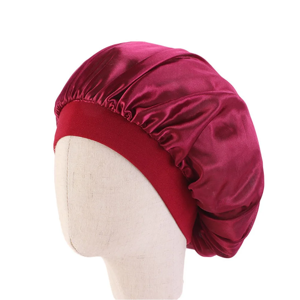 

Набор из 3 детских атласных шапочек для сна с широкими полями: комфортные, дышащие, для защиты волос на ночь. Цвета: белый, розовый, винно-красный.