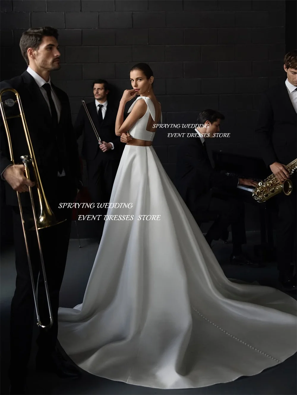 ชุดแต่งงานผ้าซาตินสีงาช้างแบบสเปรย์ 2 ชิ้น คอเหลี่ยม สายเดี่ยว ทรงเอไลน์ ชายกระโปรงยาวแบบลากพื้น สามารถสั่งตัดได้