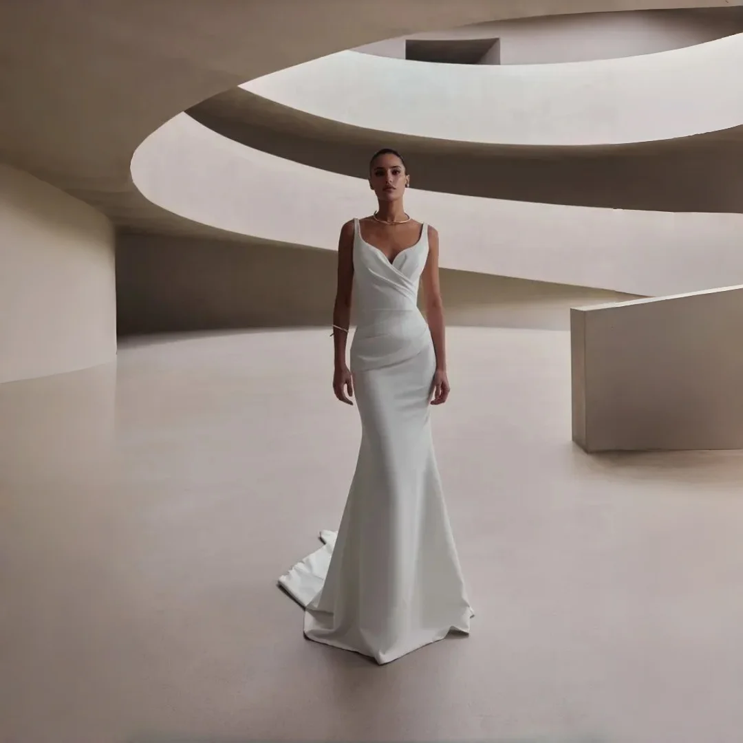 Vestido de novia Wishah personalizado, elegante y minimalista, de crepé, con cuello en V, sin mangas, cola de capilla y botones en la espalda