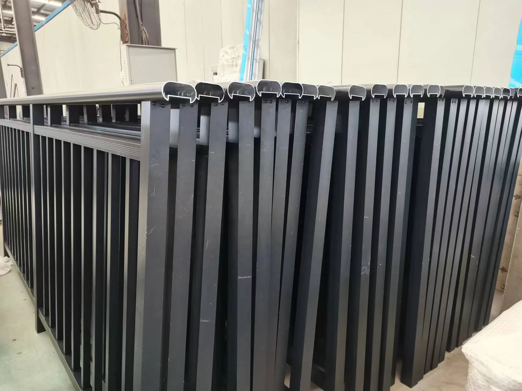 التصميم الحديث في الهواء الطلق التلقائي الألومنيوم الفولاذ المقاوم للصدأ دليل سوينغ بوابة السياج باب كهربائي مع قفل ذكي