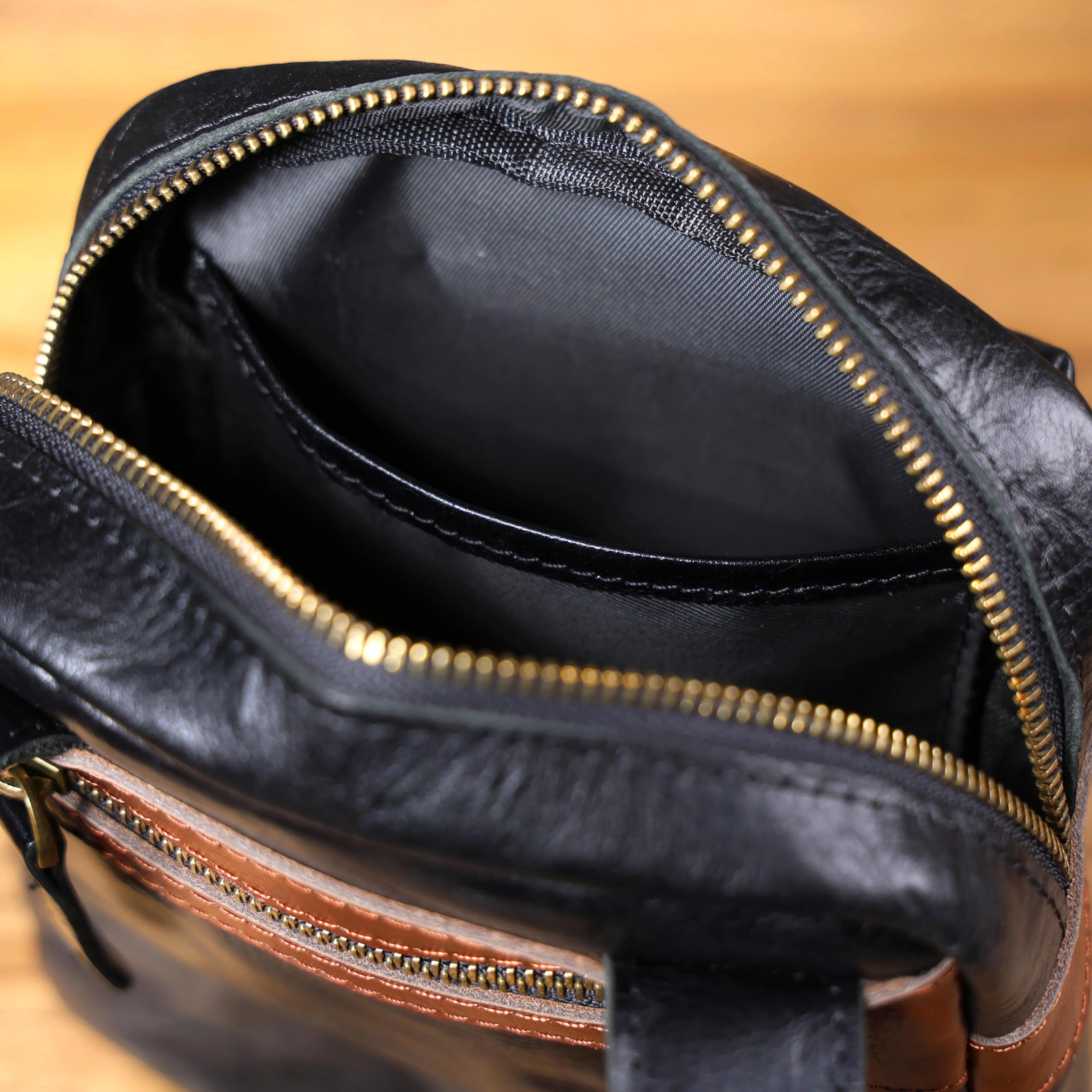 S.WORKER Vollnarbenleder-Umhängetasche für Herren, Vintage-Crossbody-Brusttasche aus pflanzlich gegerbtem Leder – Detail 19