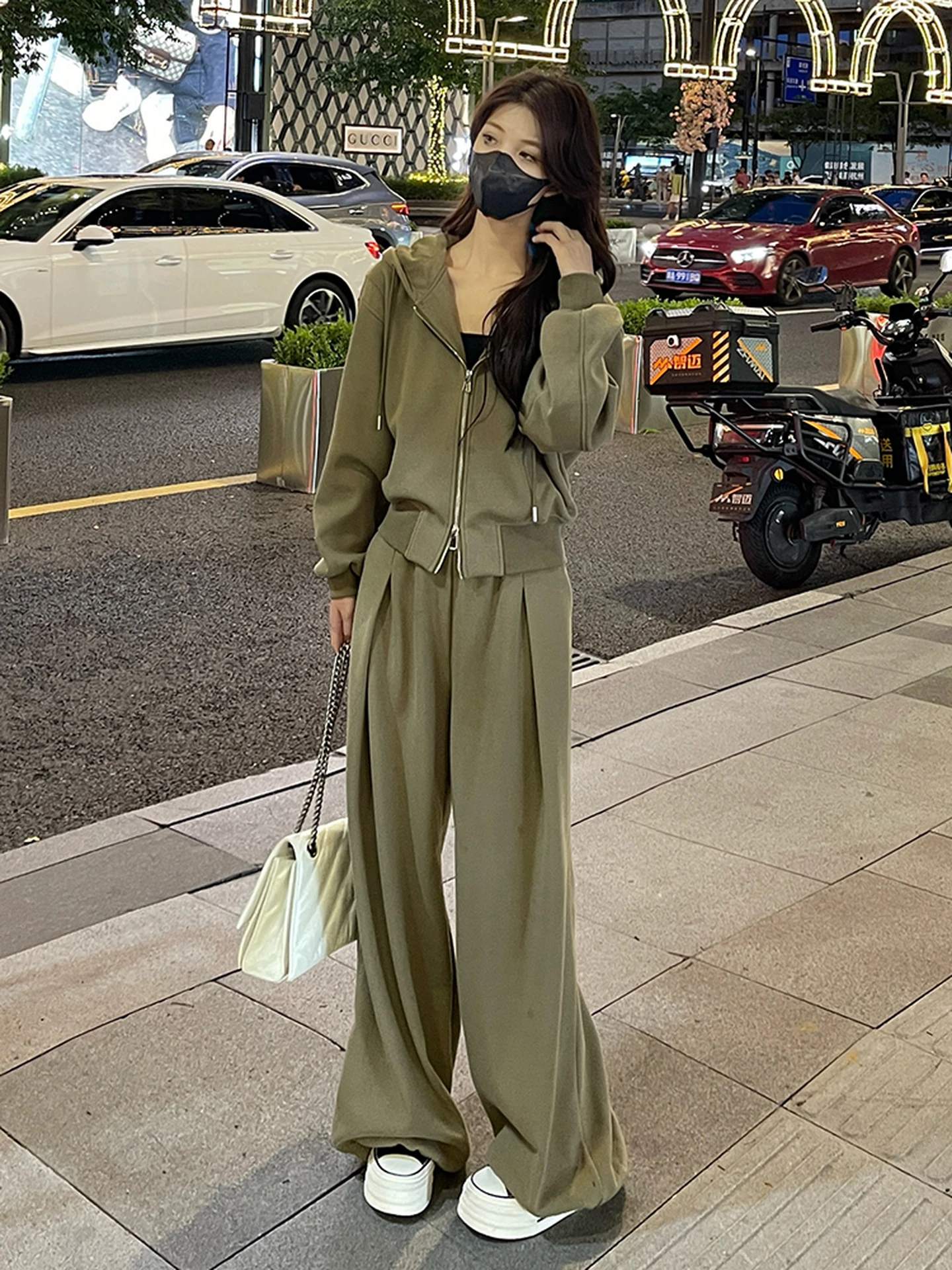 

Комплект женской спортивной одежды на раннюю весну 2026 года: модный дизайн с интегрированной кепкой, из смесового полиэстера и спандекса