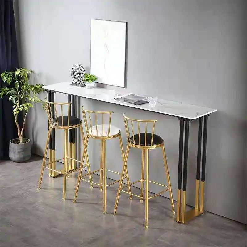 Varanda externa de mármore de luxo com luz nórdica, mesa de bar