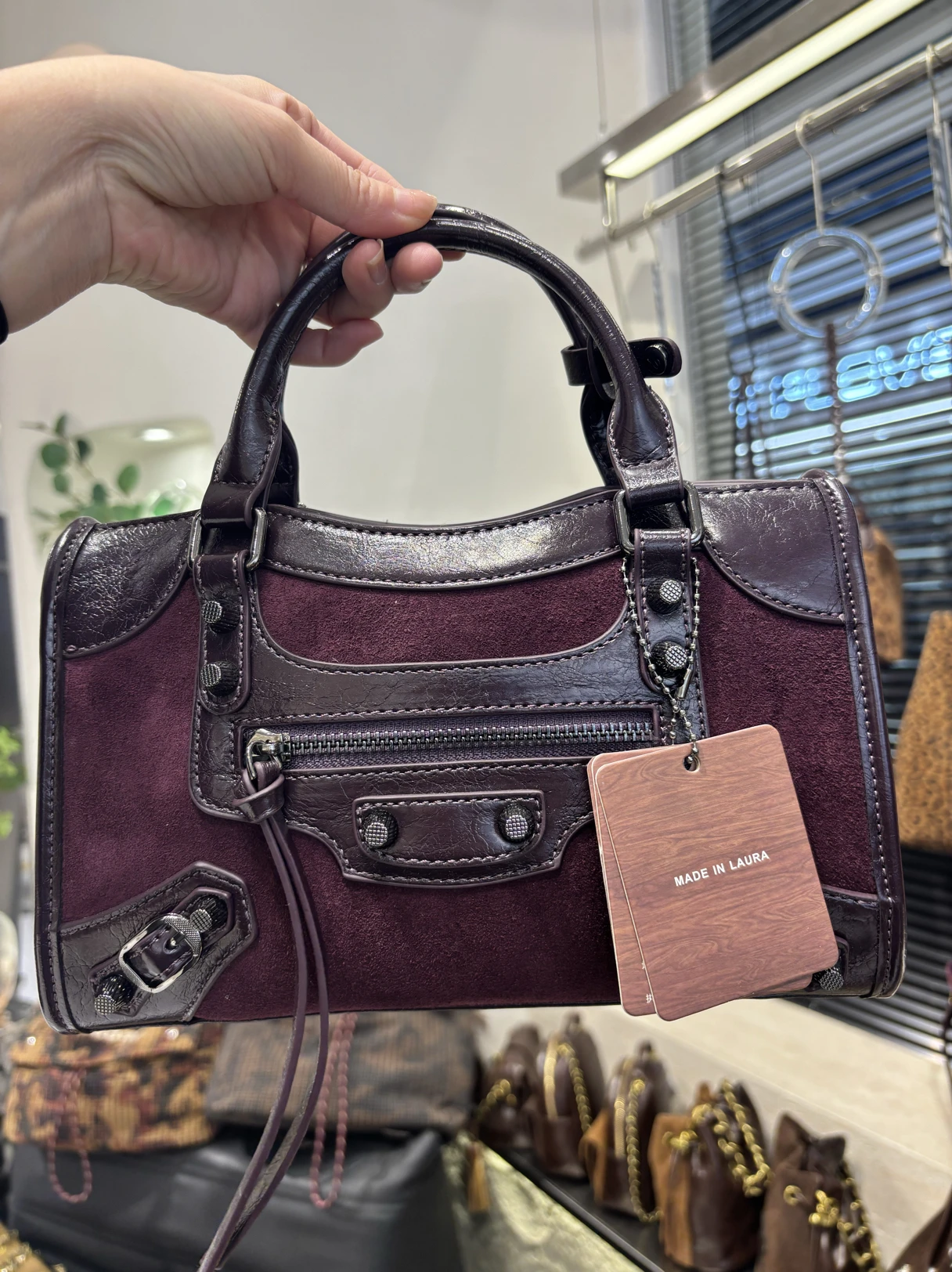 

Laura, женская новинка 2025, модная матовая мотоциклетная сумка в стиле ретро, сумка через плечо с одним ремешком, застежка-молния, Dail...